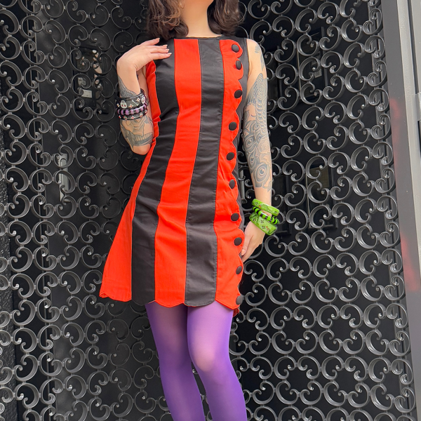 <img class='new_mark_img1' src='https://img.shop-pro.jp/img/new/icons1.gif' style='border:none;display:inline;margin:0px;padding:0px;width:auto;' />Smak Parlour by Unique VintageOrange & Black Stripe Scallop Mini Dress