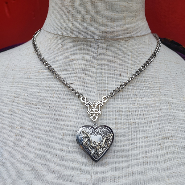 <img class='new_mark_img1' src='https://img.shop-pro.jp/img/new/icons1.gif' style='border:none;display:inline;margin:0px;padding:0px;width:auto;' />VALLERY'S SELECTBat Wing Necklace 