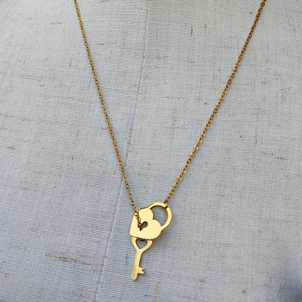 <img class='new_mark_img1' src='https://img.shop-pro.jp/img/new/icons1.gif' style='border:none;display:inline;margin:0px;padding:0px;width:auto;' />VALLERY'S SELECTHeart Padlock Necklace Gold