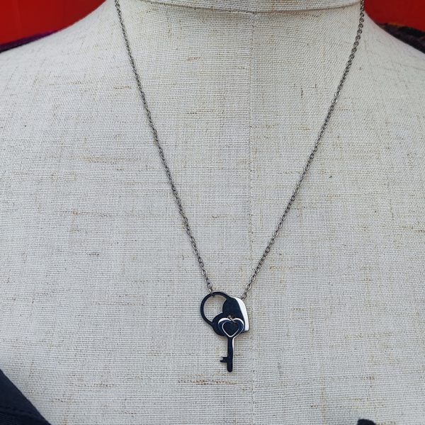 <img class='new_mark_img1' src='https://img.shop-pro.jp/img/new/icons1.gif' style='border:none;display:inline;margin:0px;padding:0px;width:auto;' />VALLERY'S SELECTHeart Padlock Necklace Silver