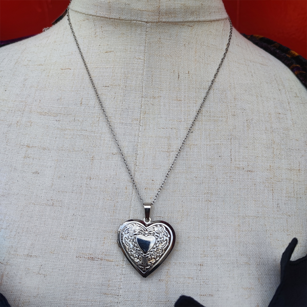 <img class='new_mark_img1' src='https://img.shop-pro.jp/img/new/icons1.gif' style='border:none;display:inline;margin:0px;padding:0px;width:auto;' />VALLERY'S SELECTHeart Locket Pendant Necklace in Silver
