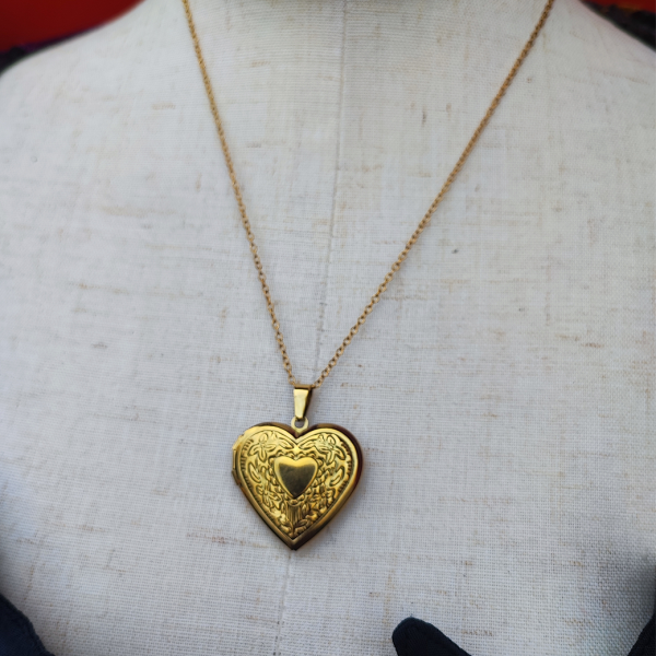<img class='new_mark_img1' src='https://img.shop-pro.jp/img/new/icons1.gif' style='border:none;display:inline;margin:0px;padding:0px;width:auto;' />VALLERY'S SELECTHeart Locket Pendant Necklace in Gold 