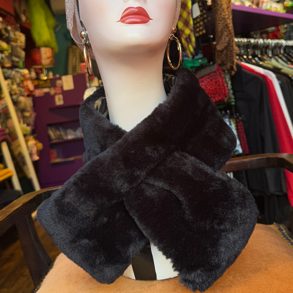 <img class='new_mark_img1' src='https://img.shop-pro.jp/img/new/icons1.gif' style='border:none;display:inline;margin:0px;padding:0px;width:auto;' />VALLERY'S SELECTBlack Faux Fur Scarf -Leopard print lining