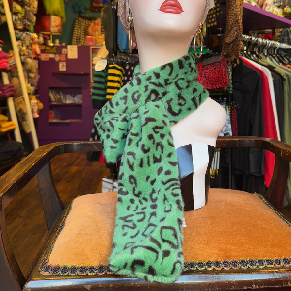 <img class='new_mark_img1' src='https://img.shop-pro.jp/img/new/icons1.gif' style='border:none;display:inline;margin:0px;padding:0px;width:auto;' />VALLERY'S SELECTLeopard Faux Fur Scarf -Green