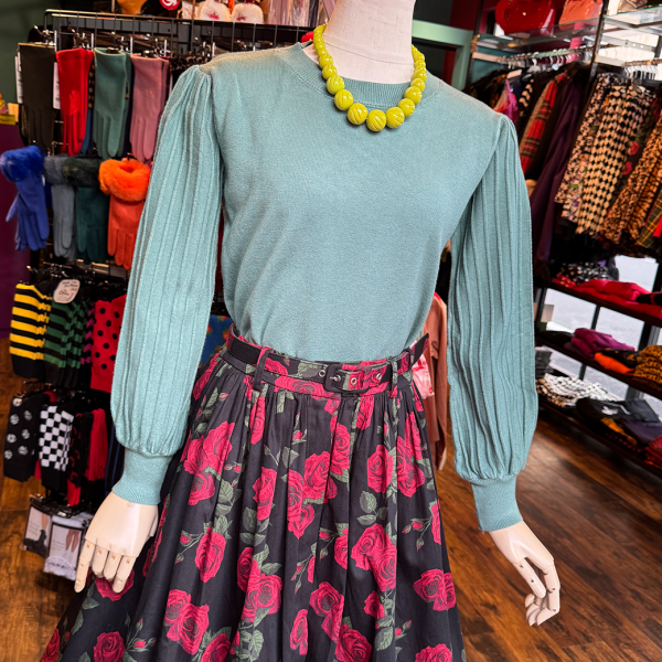 <img class='new_mark_img1' src='https://img.shop-pro.jp/img/new/icons1.gif' style='border:none;display:inline;margin:0px;padding:0px;width:auto;' />��VALLERY'S SELECT��Pintuck Puff-Sleeve Sweater in Dusty Blue