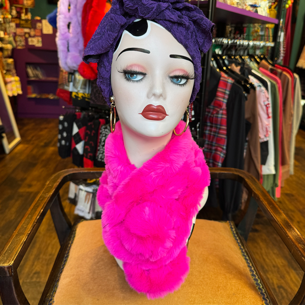 <img class='new_mark_img1' src='https://img.shop-pro.jp/img/new/icons1.gif' style='border:none;display:inline;margin:0px;padding:0px;width:auto;' />��VALLERY'S SELECT��Faux Fur Pom-Pom Scarf in Fuchsia