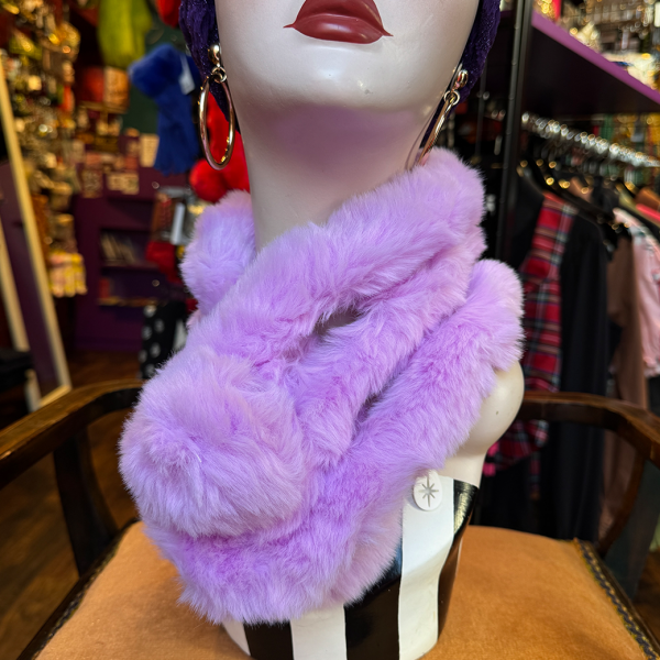 <img class='new_mark_img1' src='https://img.shop-pro.jp/img/new/icons1.gif' style='border:none;display:inline;margin:0px;padding:0px;width:auto;' />��VALLERY'S SELECT��Faux Fur Pom-Pom Scarf in Lavender