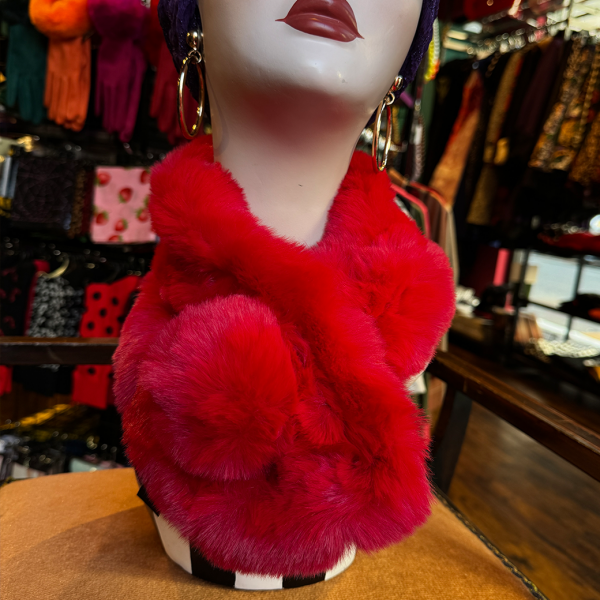 <img class='new_mark_img1' src='https://img.shop-pro.jp/img/new/icons1.gif' style='border:none;display:inline;margin:0px;padding:0px;width:auto;' />��VALLERY'S SELECT��Faux Fur Pom-Pom Scarf in Red
