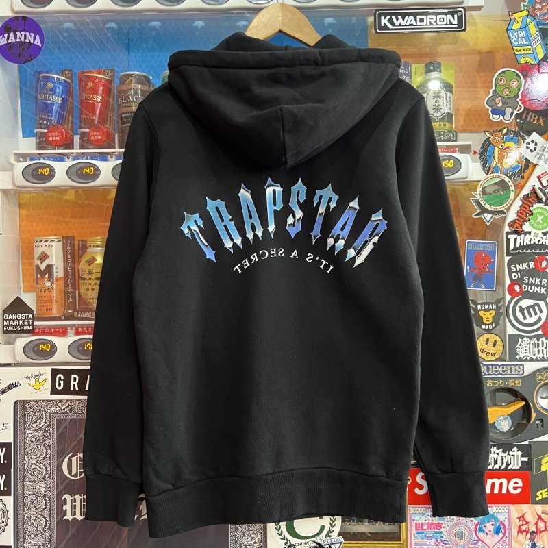 【40%OFF】 TRAPSTAR (トラップスター) / IRONGATE ARCH IT'S A SECRET HOODIE / BLAK  CHROME ■定価：22,000円→ - GANGSTA MARKET 【ギャングスタ マーケット】