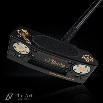 <img class='new_mark_img1' src='https://img.shop-pro.jp/img/new/icons54.gif' style='border:none;display:inline;margin:0px;padding:0px;width:auto;' />�����åƥ��������� (SCOTTY CAMERON) 2025 ���������������� ���������Хå�2  [Rising Dragon] M+ ��������ɥͥå� �����ȥ֥�å�