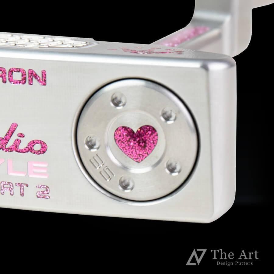 <img class='new_mark_img1' src='https://img.shop-pro.jp/img/new/icons52.gif' style='border:none;display:inline;margin:0px;padding:0px;width:auto;' />�����åƥ��������� (SCOTTY CAMERON) ���������������� 2025 �˥塼�ݡ���2 [Lovely Heart] M �ԥ󥯥�� �����ȥɥå�