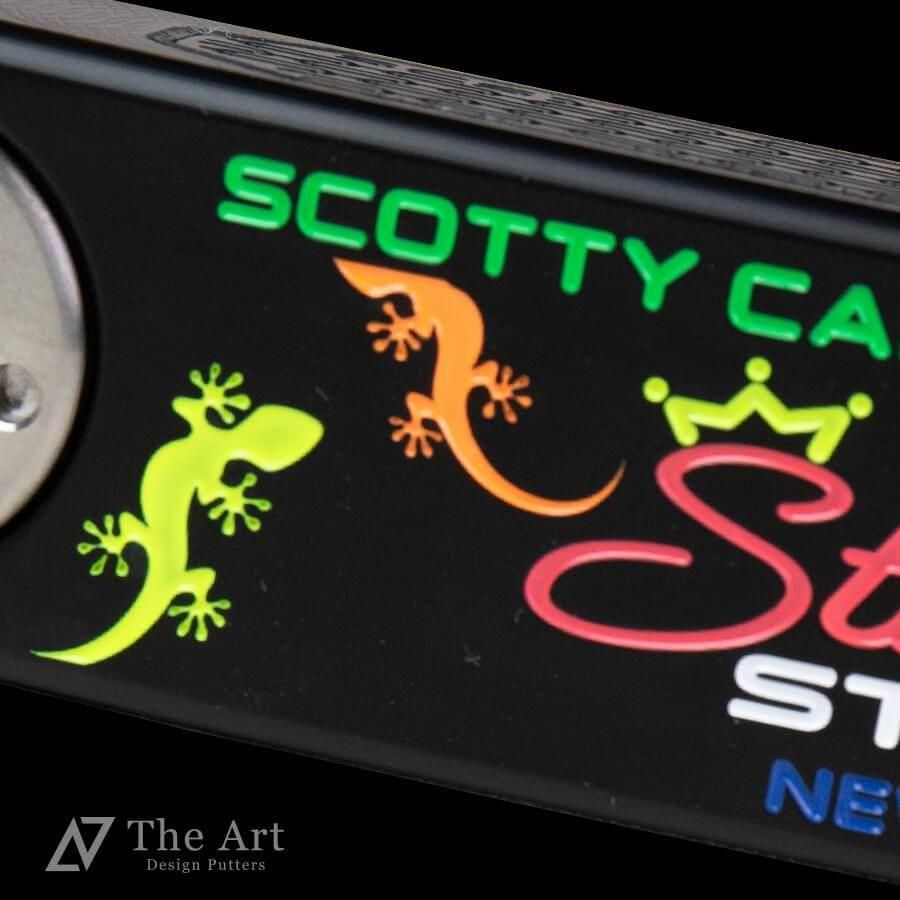 �ڼ����ġۥ����åƥ��������� (SCOTTY CAMERON) 2025 ���������������� �˥塼�ݡ��� [Lucky Gecko] ver.S NEON COLOR �����ȥ֥�å��ե��˥å���