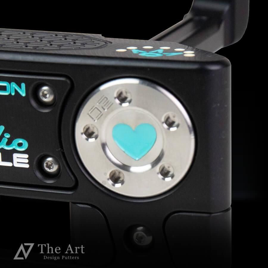 <img class='new_mark_img1' src='https://img.shop-pro.jp/img/new/icons4.gif' style='border:none;display:inline;margin:0px;padding:0px;width:auto;' />�����åƥ��������� (SCOTTY CAMERON) 2025 ���������������� ���������Хå�2 [Daisy Daisy] ver.S+ �����ȥ֥�å��ե��˥å��� ����������