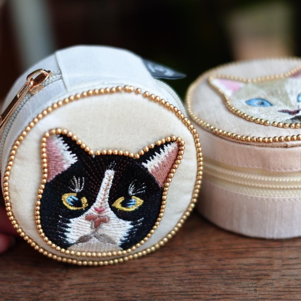 子猫デザイン ポーチ　mooncho 動物刺繍(2024.12.7) 猫さんと苺のコインケース🐱🍓 猫さんと