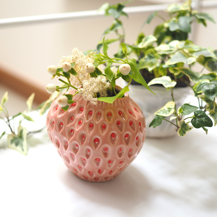 Des Potsのストロベリー花瓶とアイビーの葉