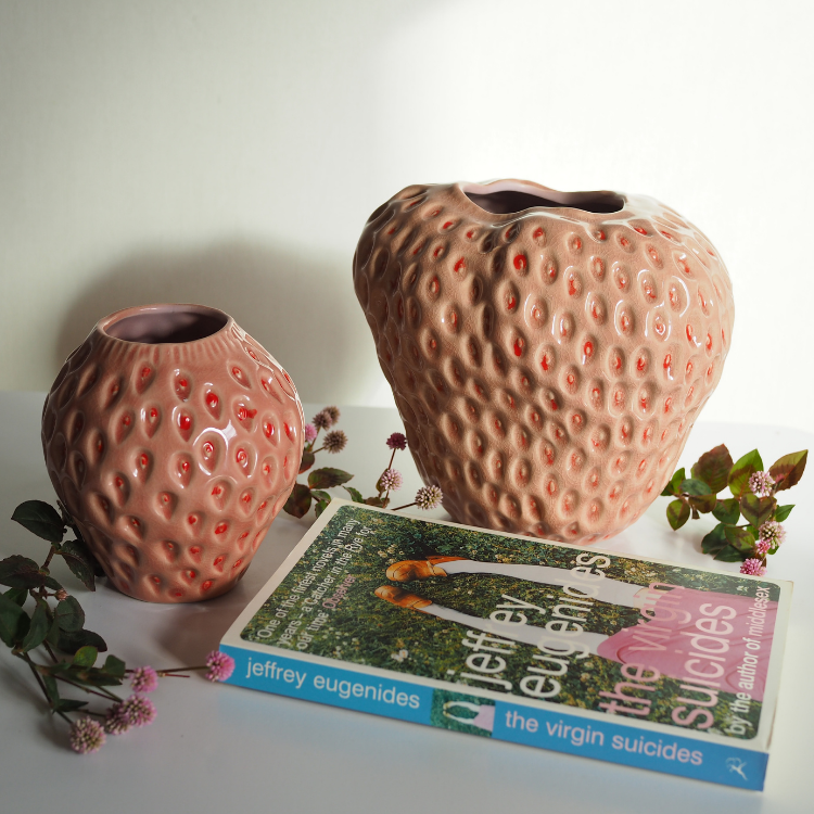 デスポッツのストロベリー花瓶と本と花