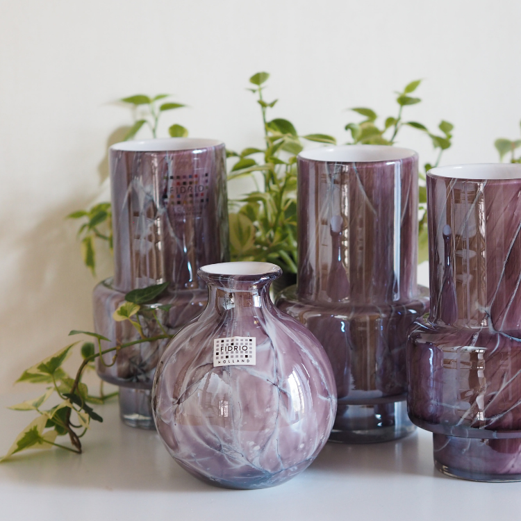 FIDRIOの花瓶Mauve Purpleと観葉植物