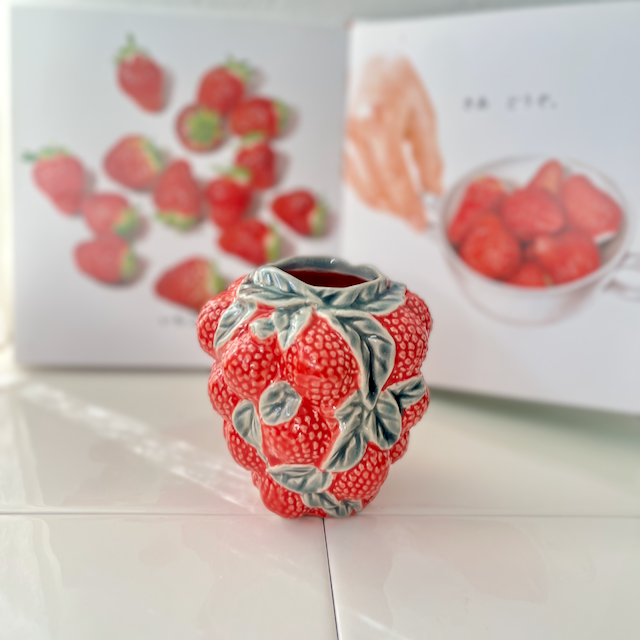 Des Potsフラワーベース｜Strawberries<img class='new_mark_img2' src='https://img.shop-pro.jp/img/new/icons14.gif' style='border:none;display:inline;margin:0px;padding:0px;width:auto;' />