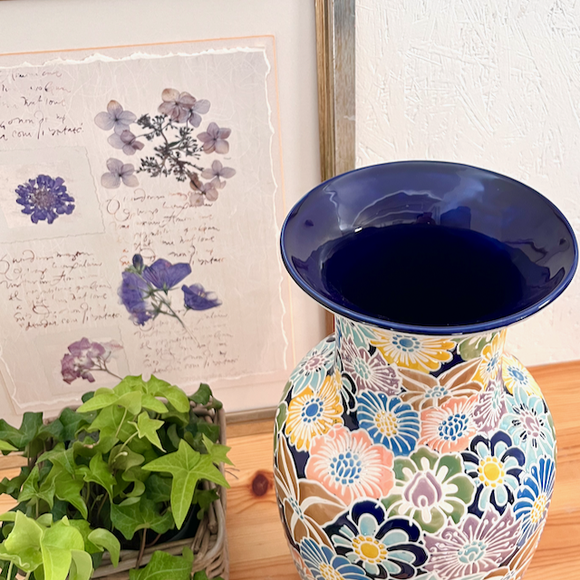 デスポッツの咲き誇る花々が優しい印象の花瓶、植物のインテリアフレームと観葉植物のあるインテリア