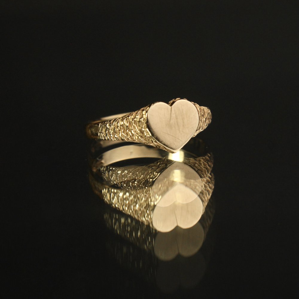 ヴィンテージ シグネット リング【Made in ENGLAND】【375 9ct Gold】Heart Shaped Design | 古着