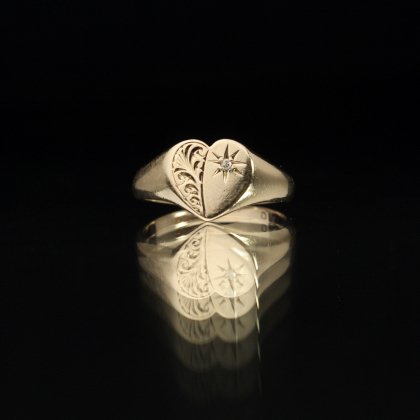 古着 通販　ヴィンテージ シグネット リング【Made in ENGLAND】【375 9ct Gold】Heart Shaped Design × Diamonds