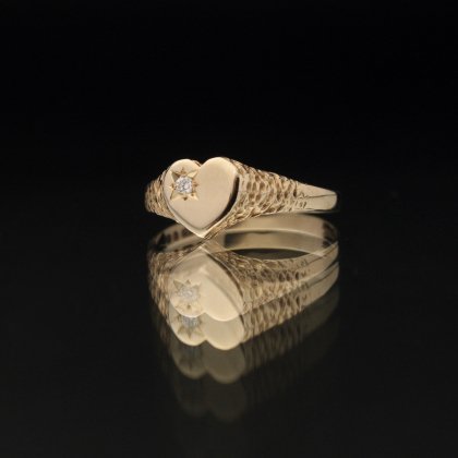 古着 通販　ヴィンテージ シグネット リング【Made in ENGLAND】【375 9ct Gold】Heart Shaped Design × Diamonds