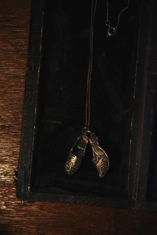 古着 通販 mid 20th filigree shoes motif necklace