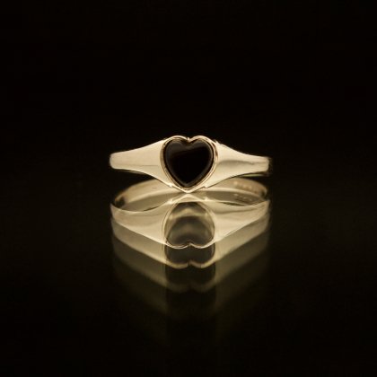 古着 通販　ヴィンテージ シグネット リング【Made in ENGLAND】【375 9ct Gold】Heart Shaped Design × Onyx