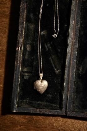  Ρ1960's~ silver heart rocket necklace