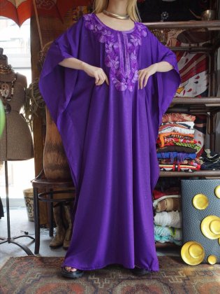  Ρơ ɽ ٥ ե ԡ Embroidery Purple Arabesque Kaftan Dress