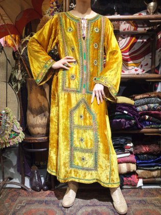 古着 通販　“Hand Made in PAKISTAN” Mirror Embroidery Mustard Velvet Dress
