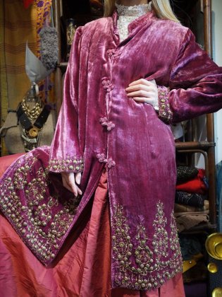  Ρc.1960s Smoky Pink Velvet Chinese Metal Bijou Embroidery Gown