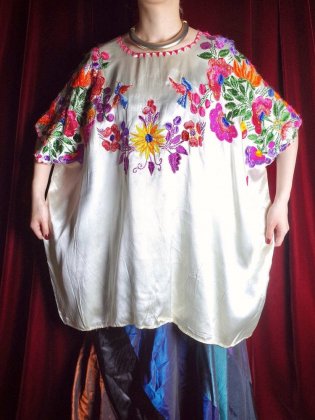  Ρc.1960~70s Exotic Embroidery Satin Poncho