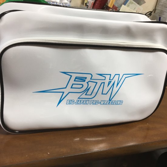 【BJW公式グッズ】エナメルスポーツバッグ - BJ-SHOP（大日本プロレス公式通販サイト）