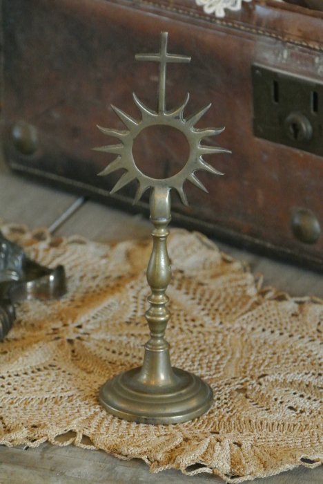 真鍮製小ぶりな卓上型オブジェ 太陽とクロス(送料込み)