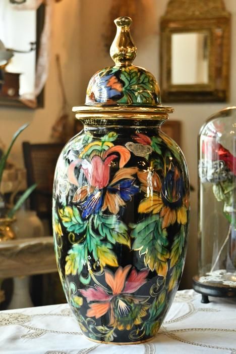 色鮮やかな花と鳥の陶器壺 色鮮やかな花と鳥の陶器壺