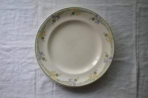 Assiette plate ancienne en faience de Longwy F