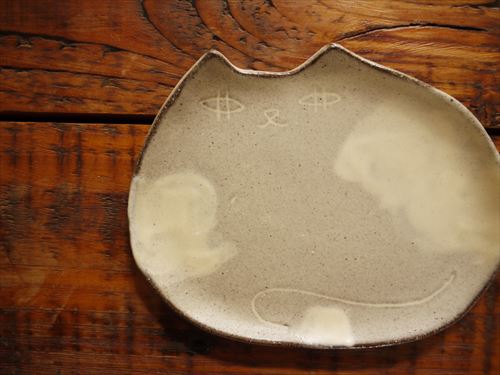 陶器の猫のお皿