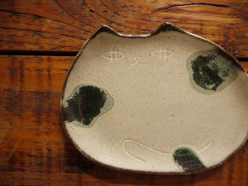 陶器の猫のお皿