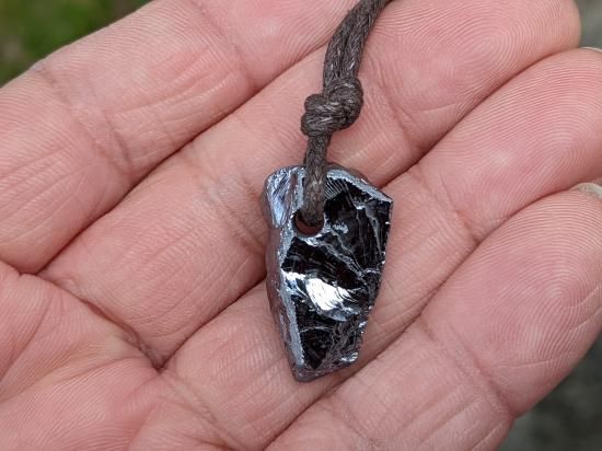 テラヘルツ鉱石 勾玉 — 1兆Hzの波動が導く、心身の深い覚醒 テラヘルツ鉱石 勾玉 — 1兆Hzの波動が導く、心身の深い覚醒