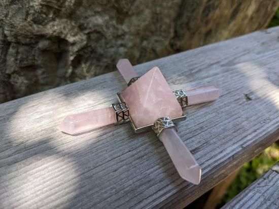 神秘のピラミッドパワー！！ 『ジェネレーター』 ローズクォーツ