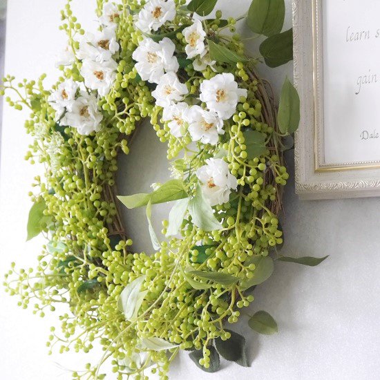 白バラとグリーンベリーの爽やかな夏のグリーンリース｜高級造化 玄関 