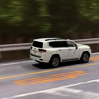 TOYOTA LAND CRUISER (JA300W) ZX Whitepearl/Black Interior 1