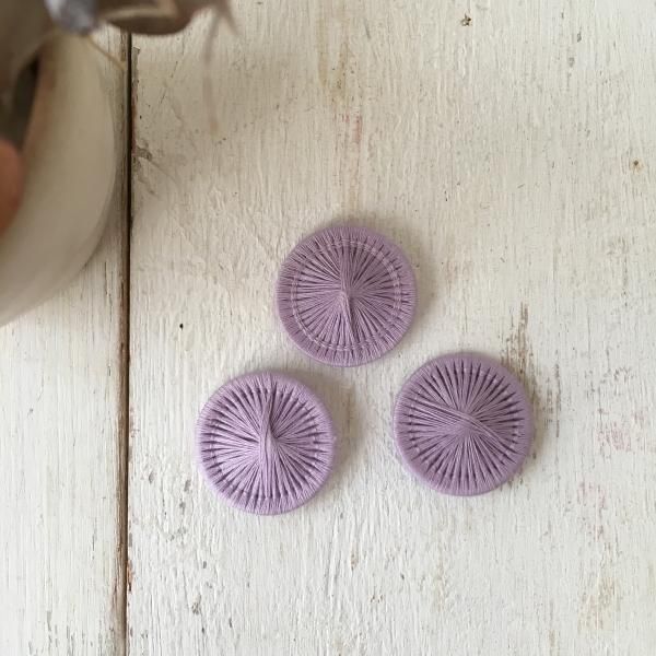 チェコの糸ボタン 26mm 1個 ラベンダー 輸入生地 かわいい生地 布地の通販 ラフリラ 岡山 チェコの糸ボタン 26mm 1個 ラベンダー 輸入生地 かわいい生地 布地の通販 ラフリラ 岡山