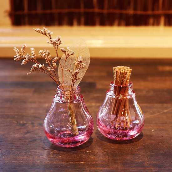アンティークの小瓶のようなちいさな花瓶 赤 - ちいさな硝子の本の 