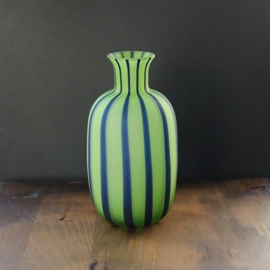 古美術品◼️蝶々が飛び跳ねている様な可愛い雰囲気の壺、壷、花瓶、徳利？ 古美術品◼️蝶々が飛び跳ねている様な可愛い雰囲気の壺、壷、