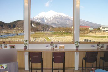 津軽富士「岩木山（いわきさん）」が見える大窓のある「レストランこざくら」
