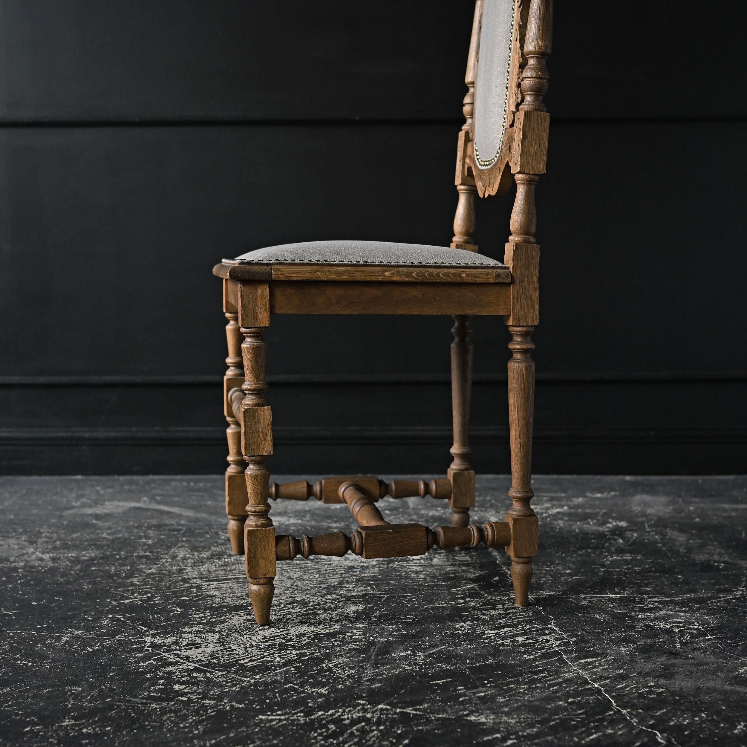 アンティークコレクター放出品　イタリアテレフォンチェア アンティーク風のおしゃれな椅子、背もたれの装飾が美しいアーム