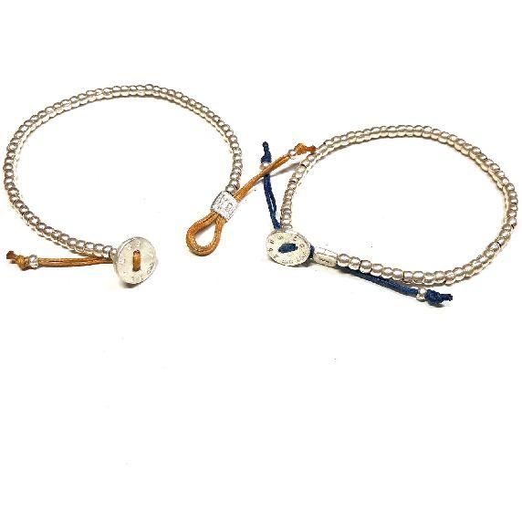 ボタンフックの紐タイプブレスレット、ビーズが連なるブレス、渋谷