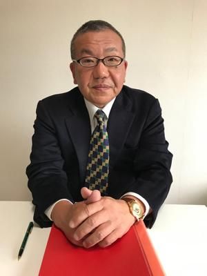 칰